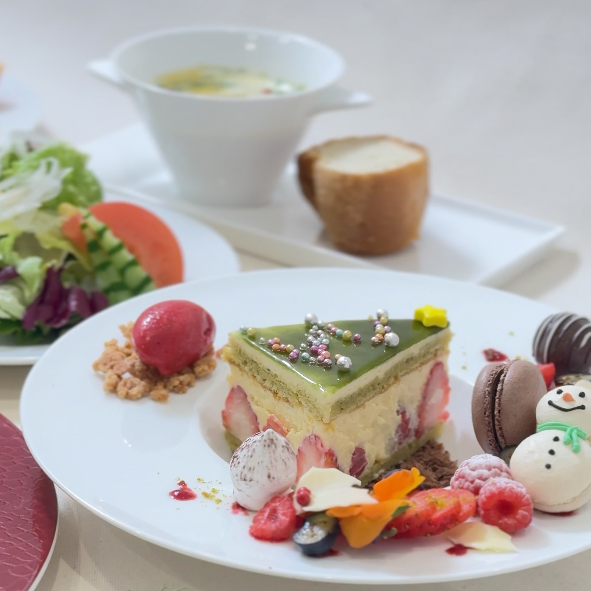 2025年12月24日Xmasディナー 苺とピスタチオのフレジェ 小菓子とフランボワーズのソルベと共に